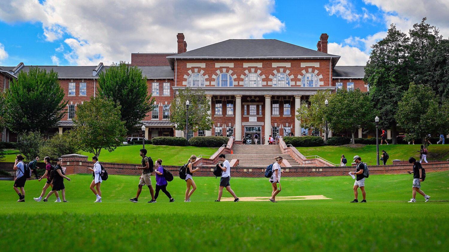 Students Cross the Court of Carolina and the 1911 Building